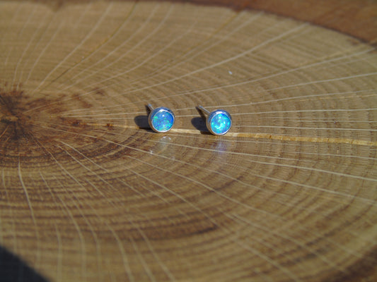 4mm silver solid brilliant opal earstuds