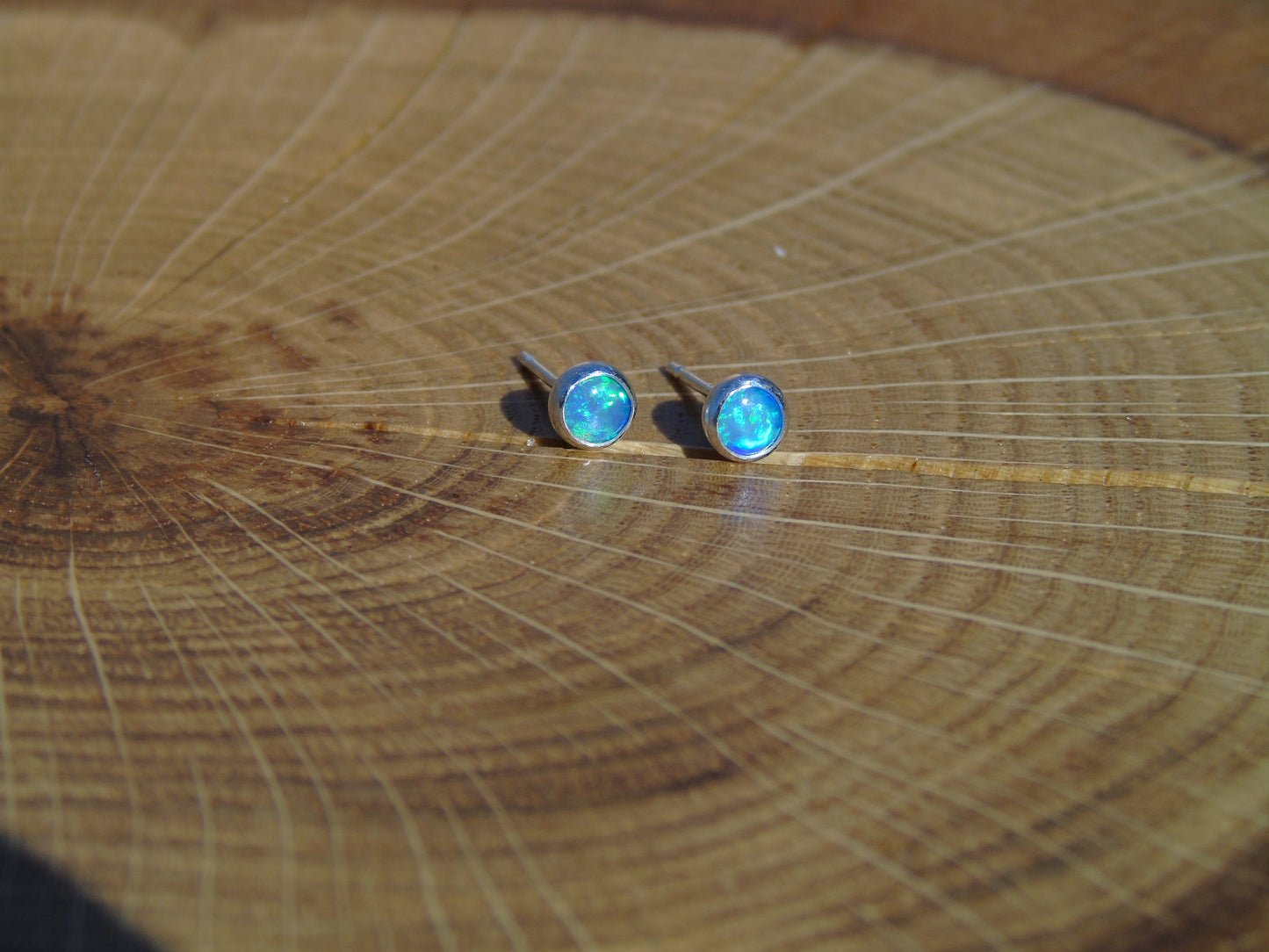 4mm silver solid brilliant opal earstuds