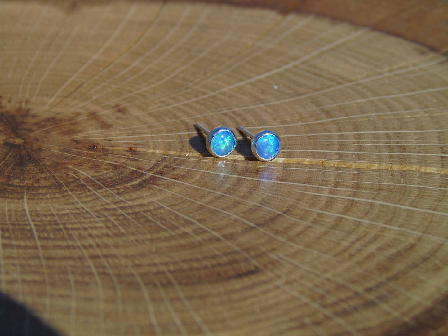 4mm silver solid brilliant opal earstuds