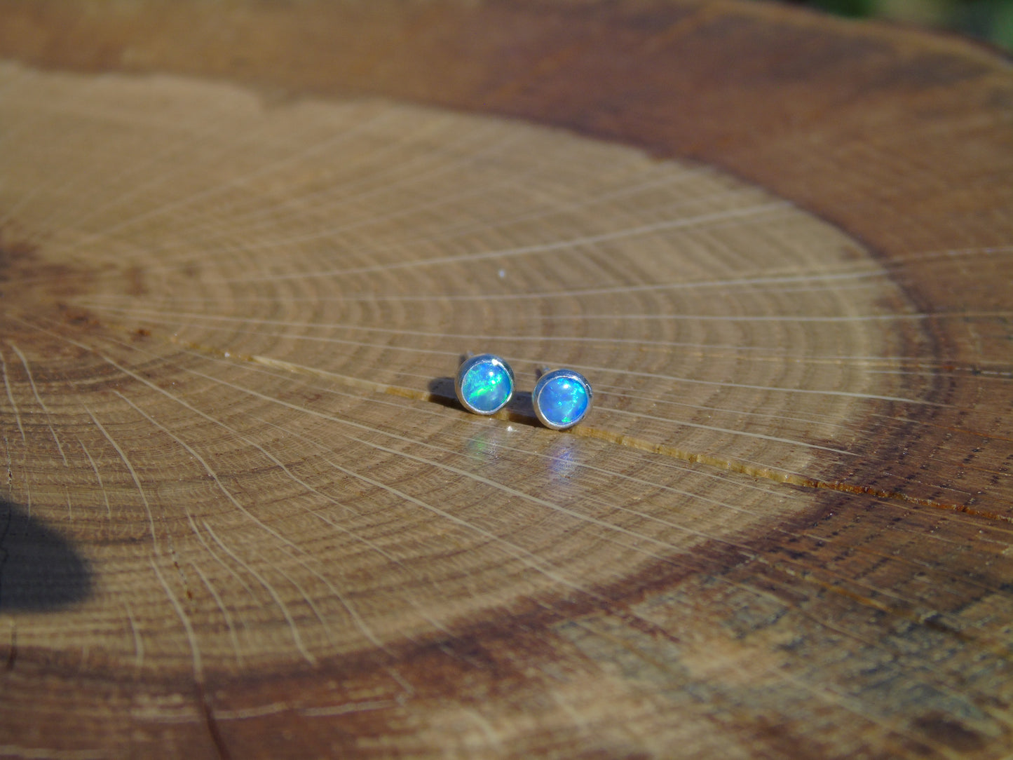 4mm silver solid brilliant opal earstuds