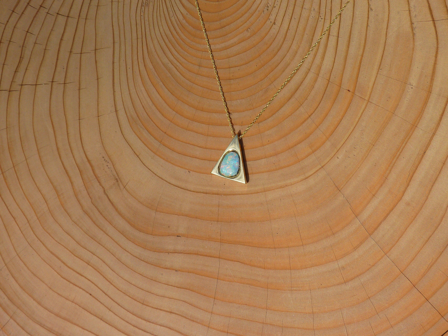 9k gold gem opal pendant