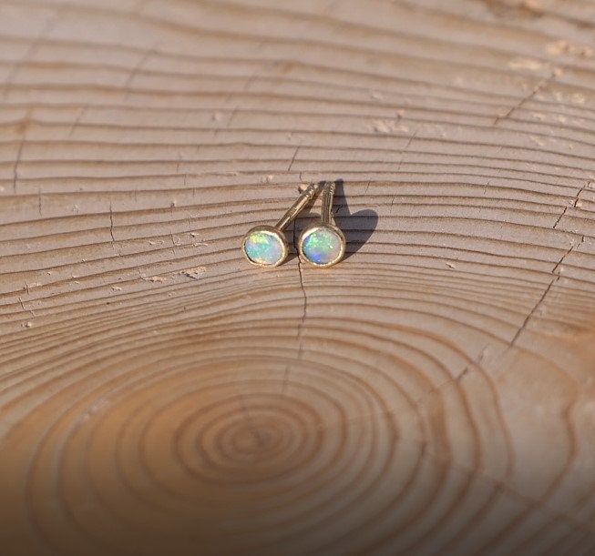 Brilliant 3mm 18k gold ear studs|earrings|gem opal
