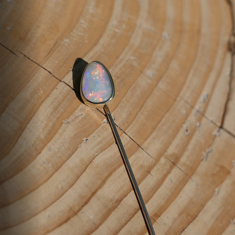 18k gold tie/lapel pin with a brilliant Lightning Ridge crystal opal.