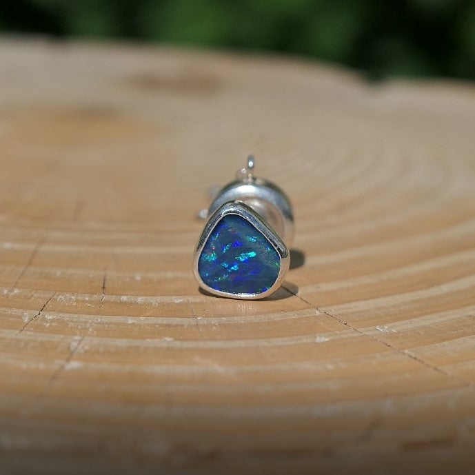 Silver tie tack with a bright Andamooka doublet opal.