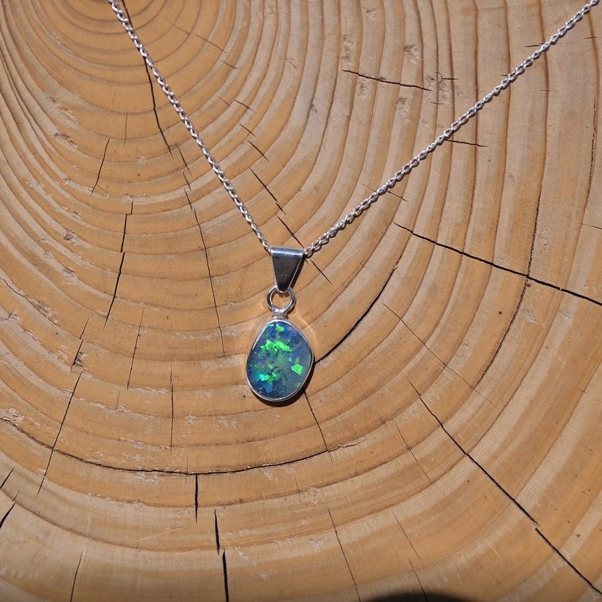 Silver pendant with Lightning Ridge doublet.