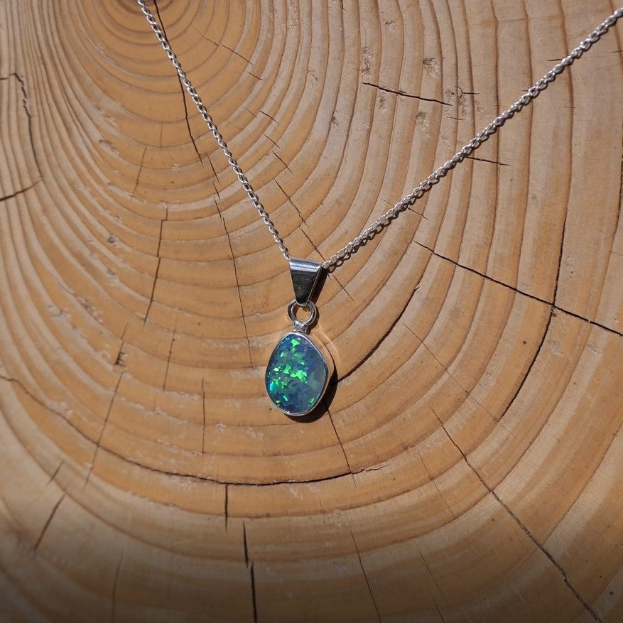 Silver pendant with Lightning Ridge doublet.