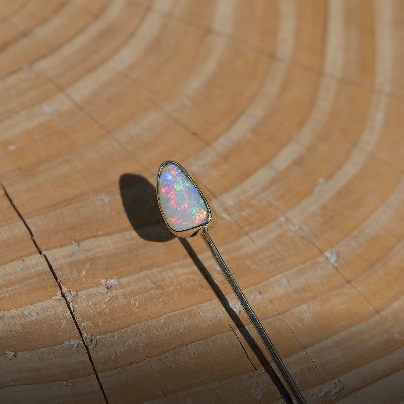 18k gold tie/lapel pin, with a solid gem Coober Pedy opal