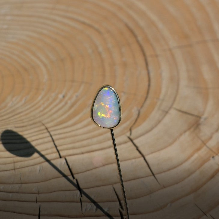 18k gold tie/lapel pin with a brilliant Lightning Ridge crystal opal.