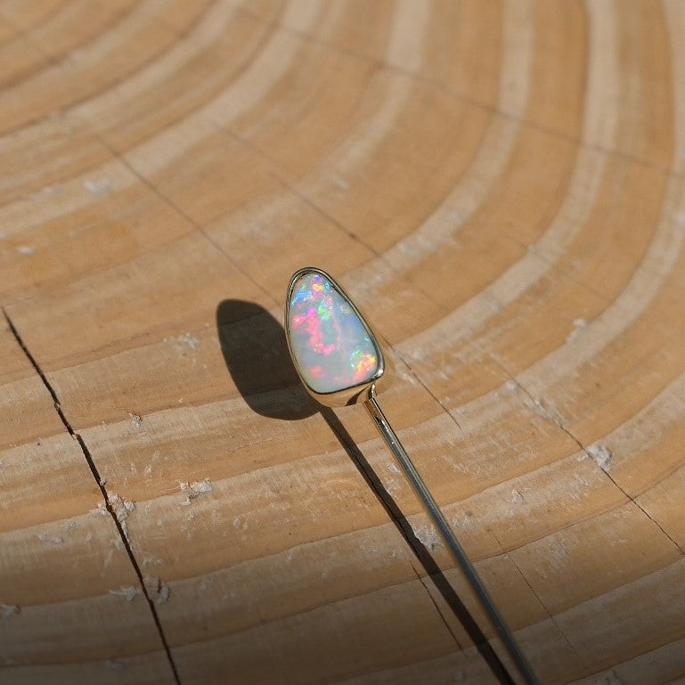 18k gold tie/lapel pin, with a solid gem Coober Pedy opal