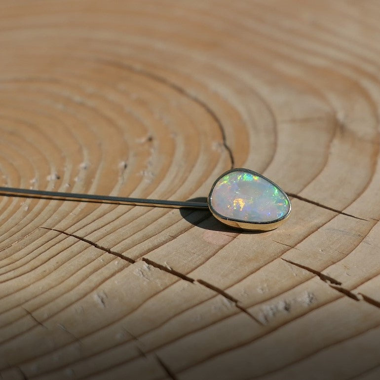 18k gold tie/lapel pin with a brilliant Lightning Ridge crystal opal.