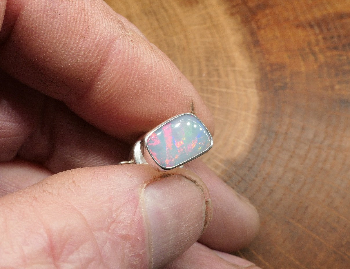 Silver tie tack with a ribbon pattern shell doublet