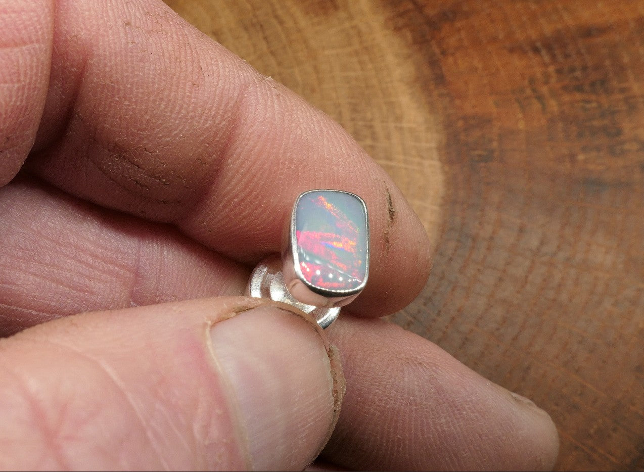 Silver tie tack with a ribbon pattern shell doublet