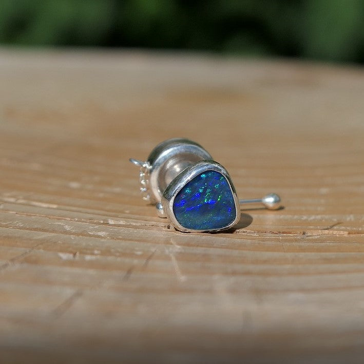 Silver tie tack with a bright Andamooka doublet opal.