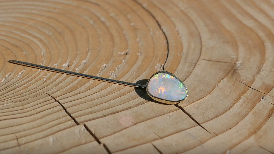 18k gold tie/lapel pin with a brilliant Lightning Ridge crystal opal.