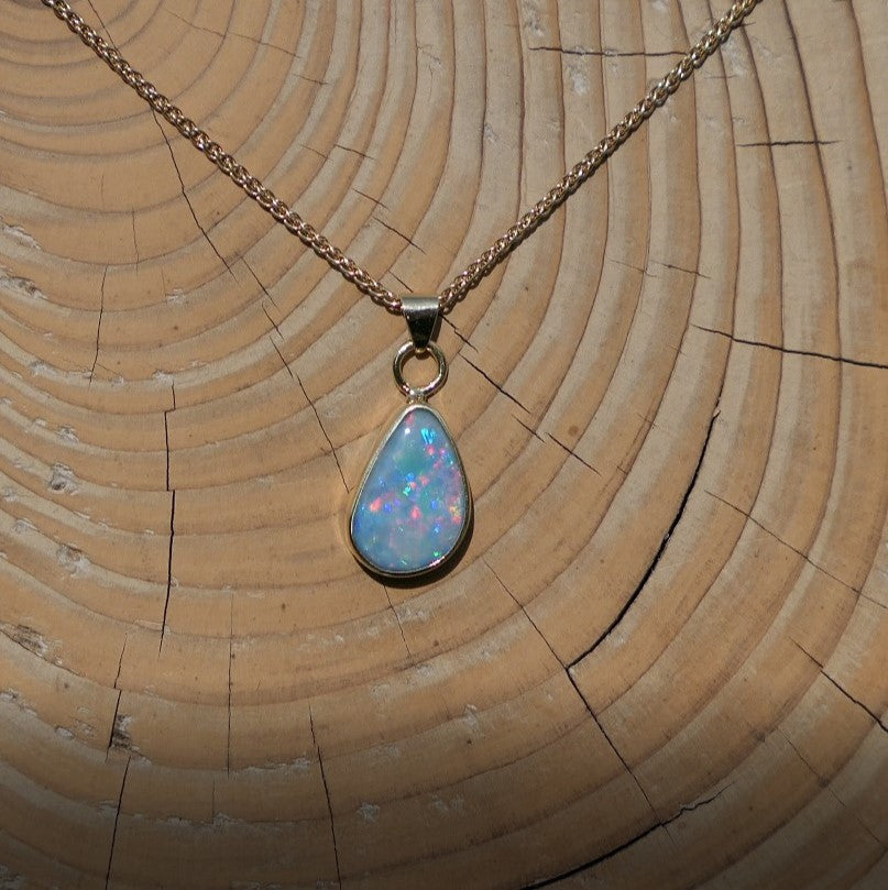 18k gold opal pendant, with bright Lightning Ridge opal.