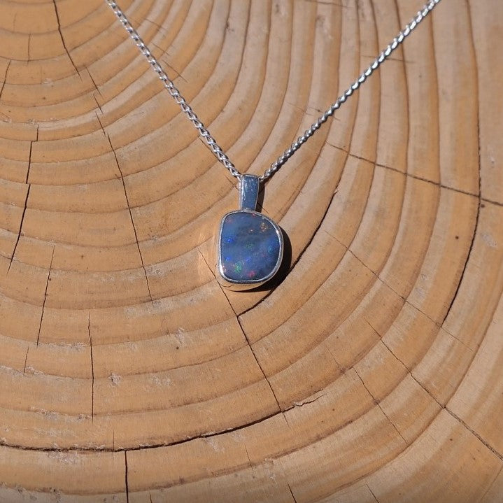 Silver pendant with a Mintabi doublet opal, multicoloured, slightly smoky appearance