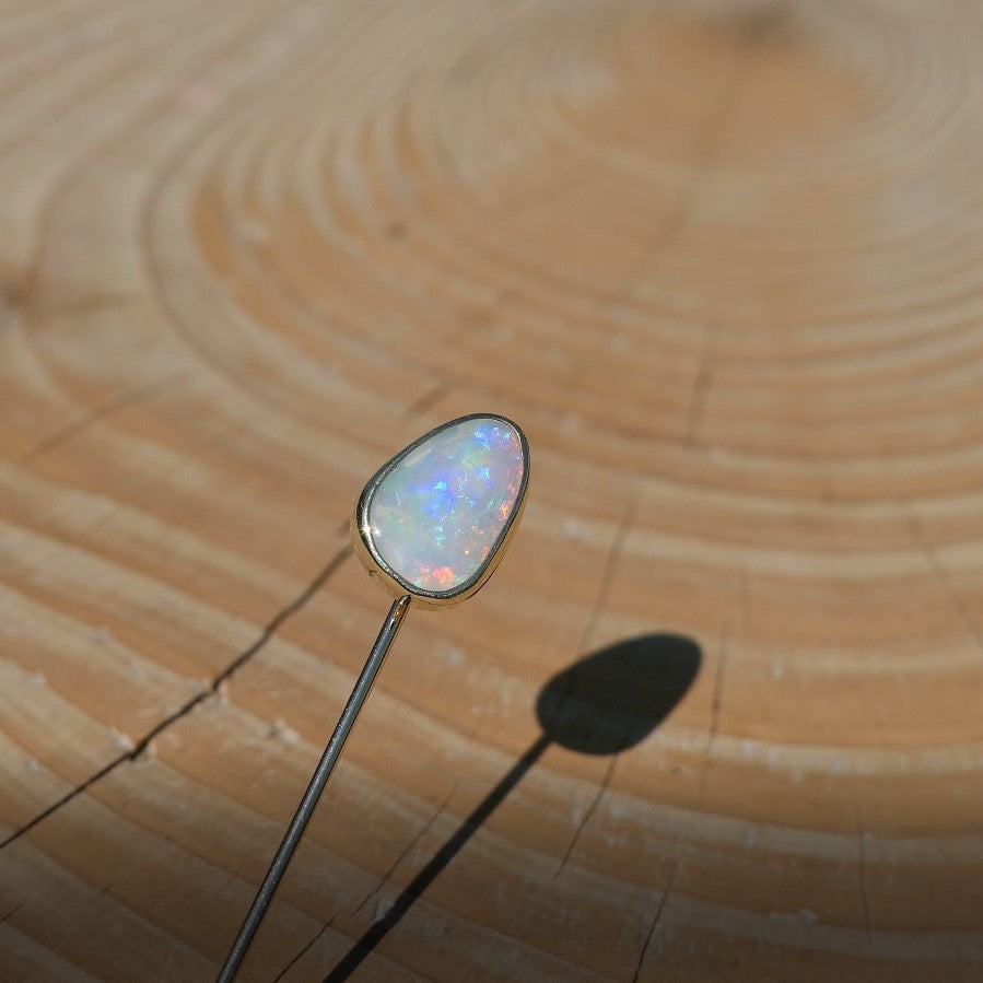 18k gold tie/lapel pin with a brilliant Lightning Ridge crystal opal.