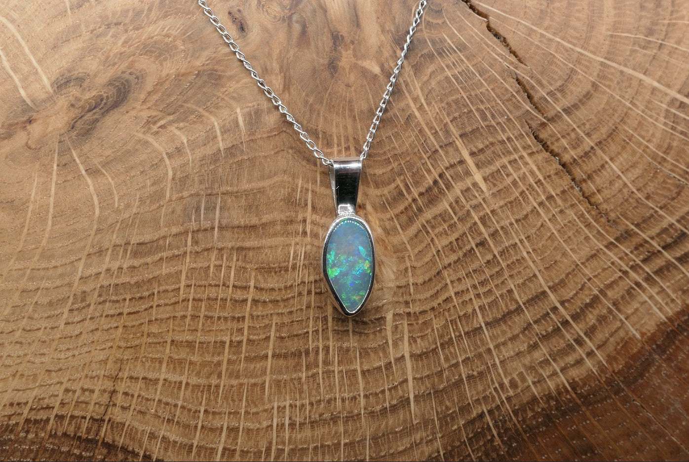 Silver pendant with a Lightning Ridge doublet