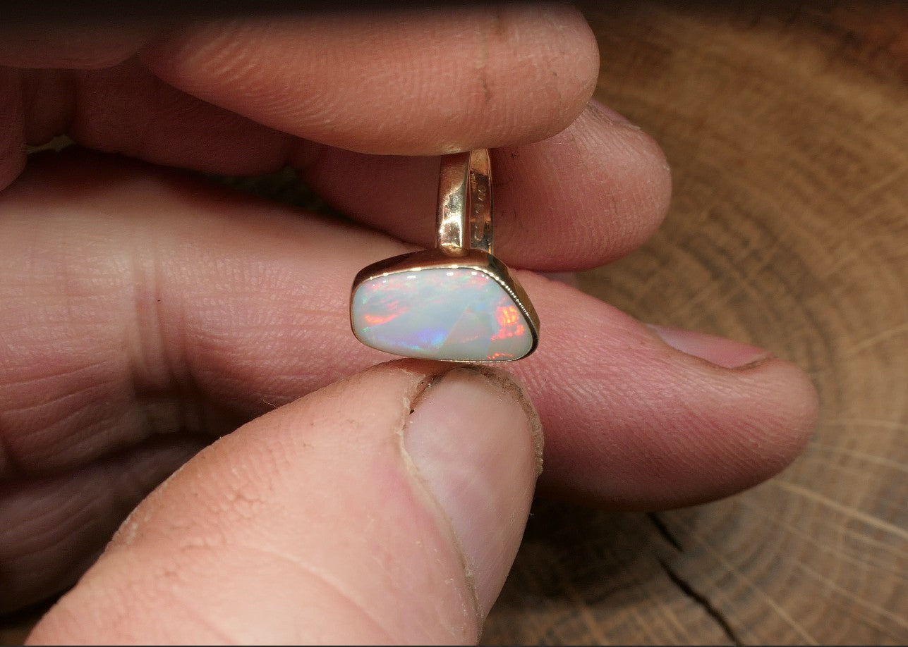 9K Gold Opal ring size L - 5.75