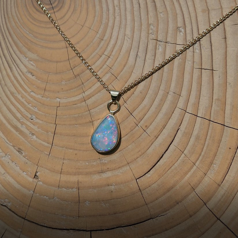 18k gold opal pendant, with bright Lightning Ridge opal.