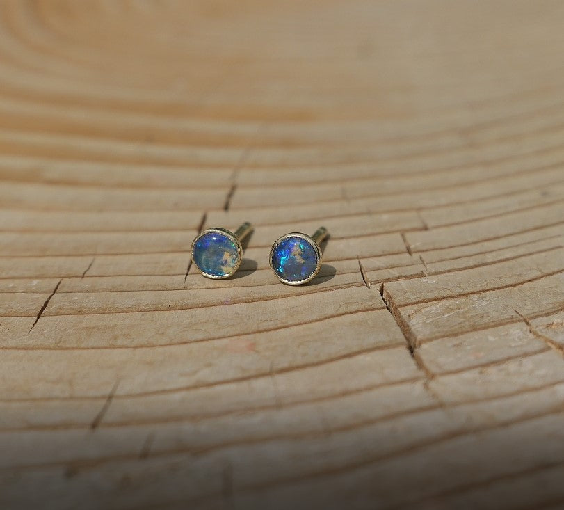 4mm 18k gold earstuds with brilliant blue flash