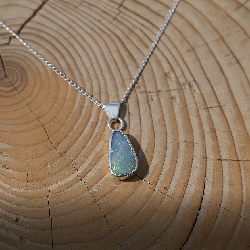 Silver pendant with solid Mintubi opal, approx 1ct, 12x6mm.