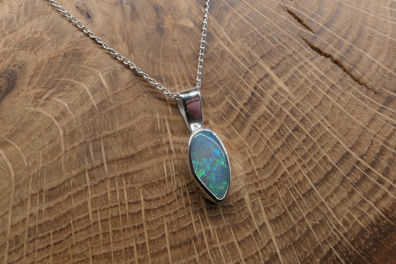 Silver pendant with a Lightning Ridge doublet