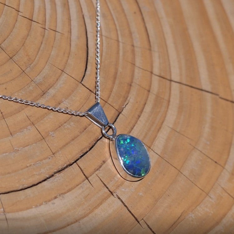 Silver pendant with Lightning Ridge doublet.