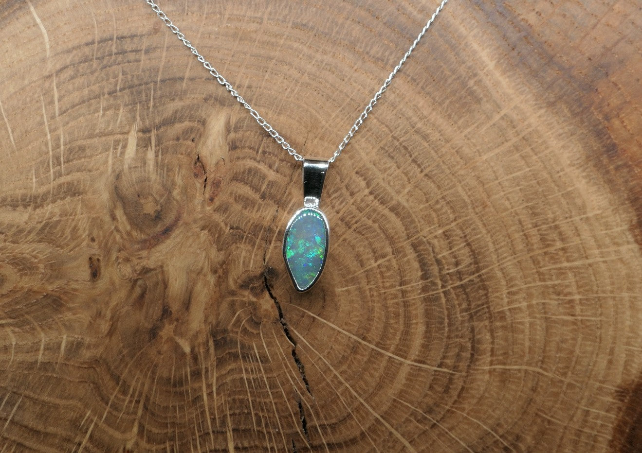 Silver pendant with a Lightning Ridge doublet