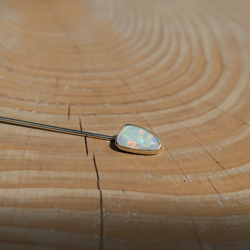 18k gold tie/lapel pin, with a solid gem Coober Pedy opal