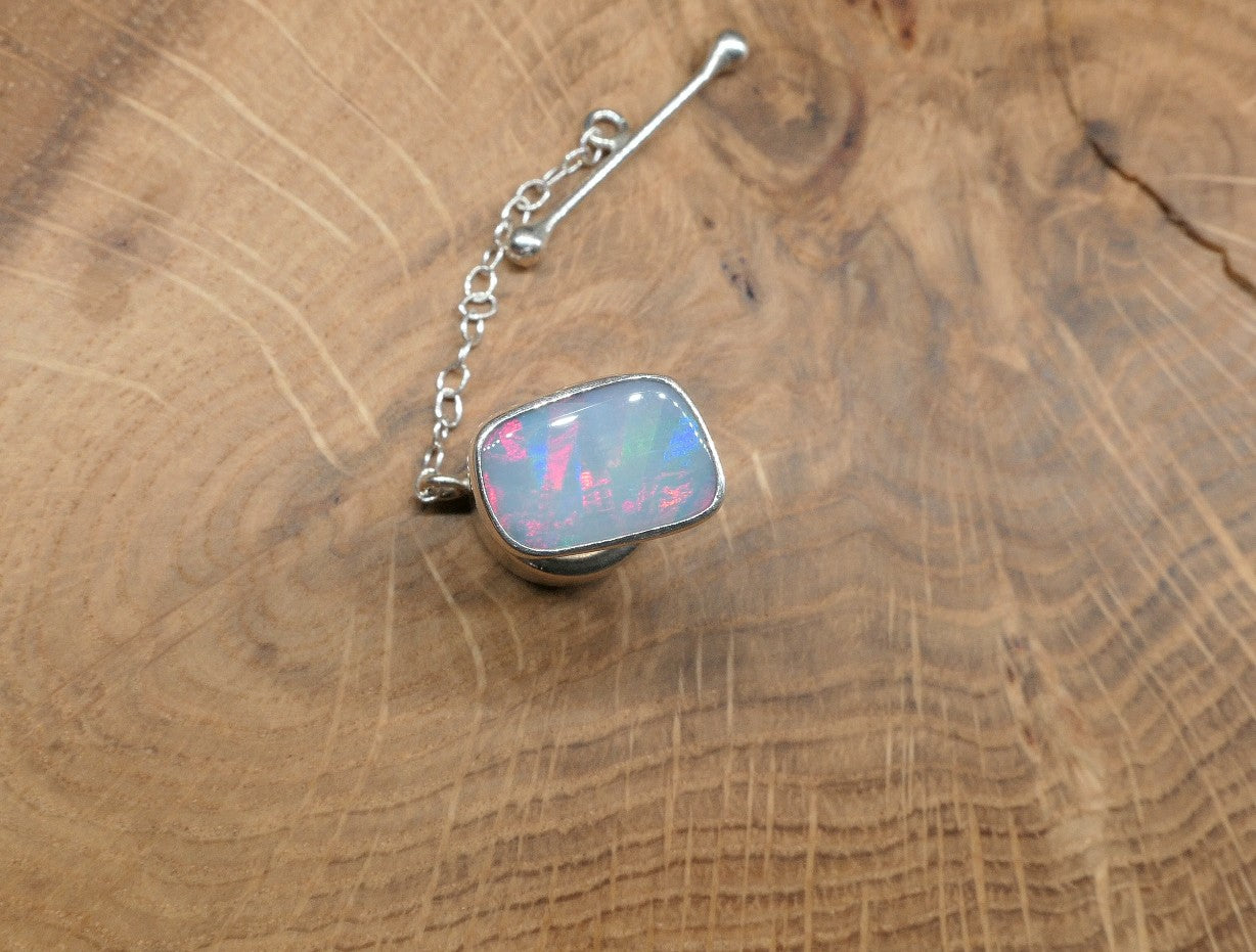 Silver tie tack with a ribbon pattern shell doublet