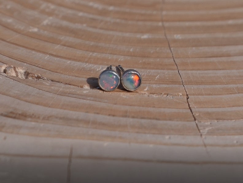 4mm opal earstud