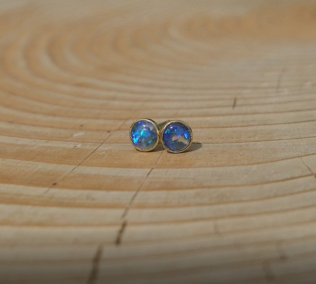 4mm 18k gold earstuds with brilliant blue flash