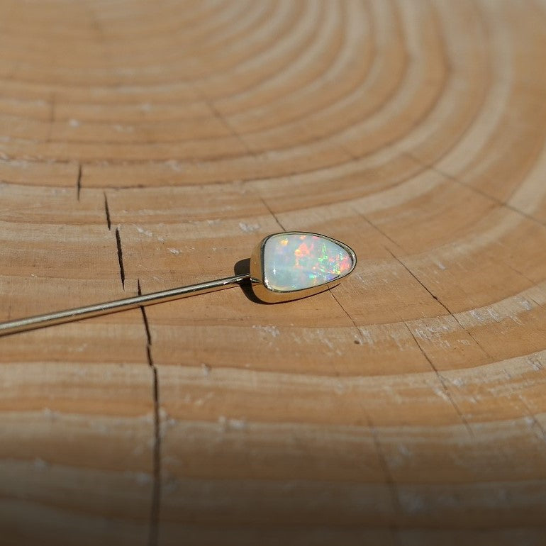 18k gold tie/lapel pin, with a solid gem Coober Pedy opal