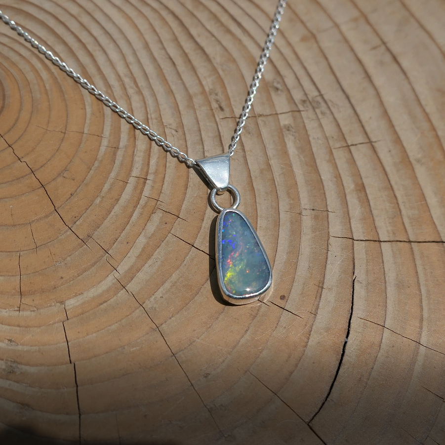 Silver pendant with solid Mintubi opal, approx 1ct, 12x6mm.