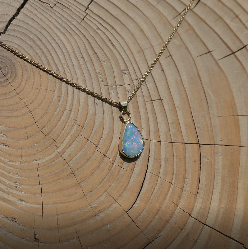 18k gold opal pendant, with bright Lightning Ridge opal.