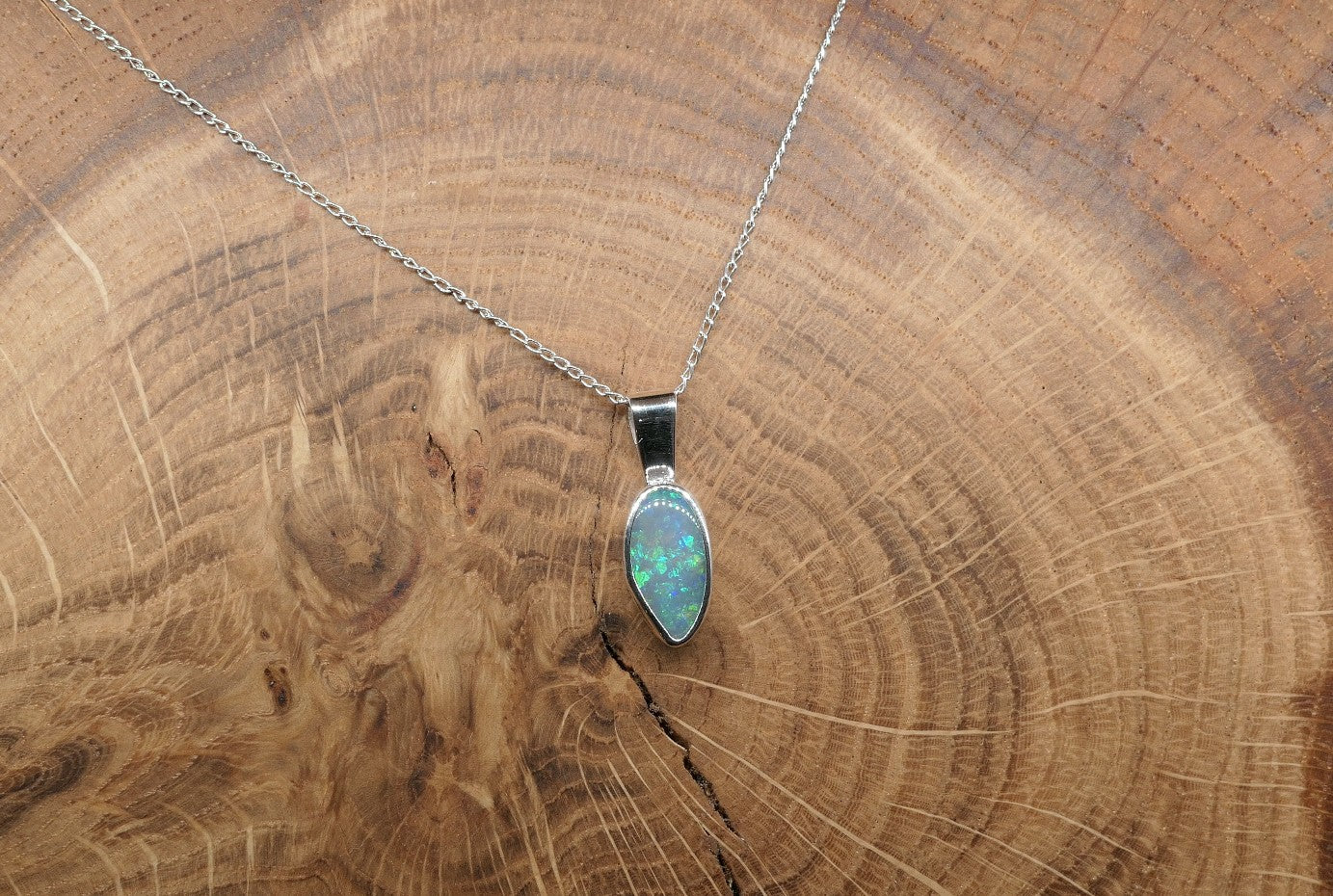 Silver pendant with a Lightning Ridge doublet