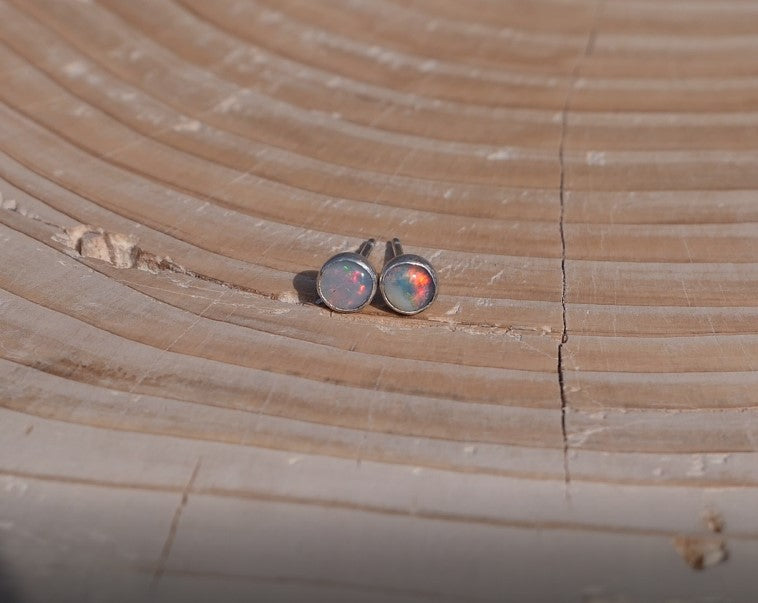 4mm opal earstud