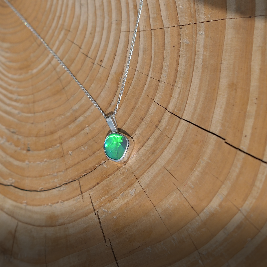 Silver pendant with a Lightning Ridge doublet, 8x8mm approx.