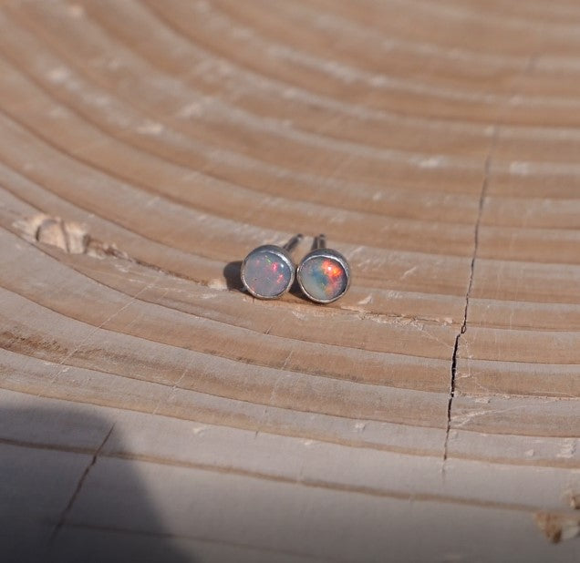 4mm opal earstud