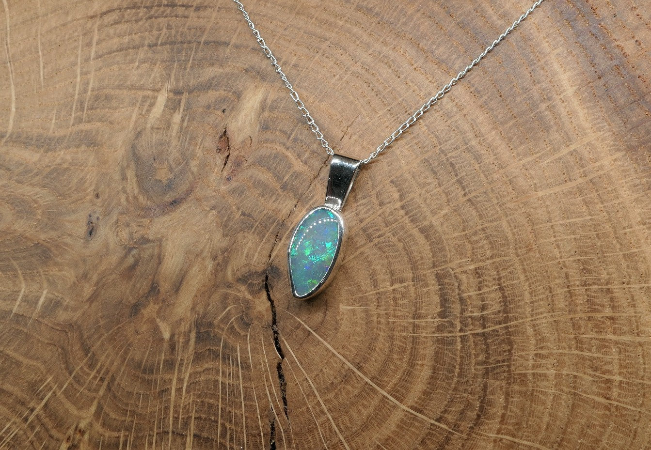 Silver pendant with a Lightning Ridge doublet