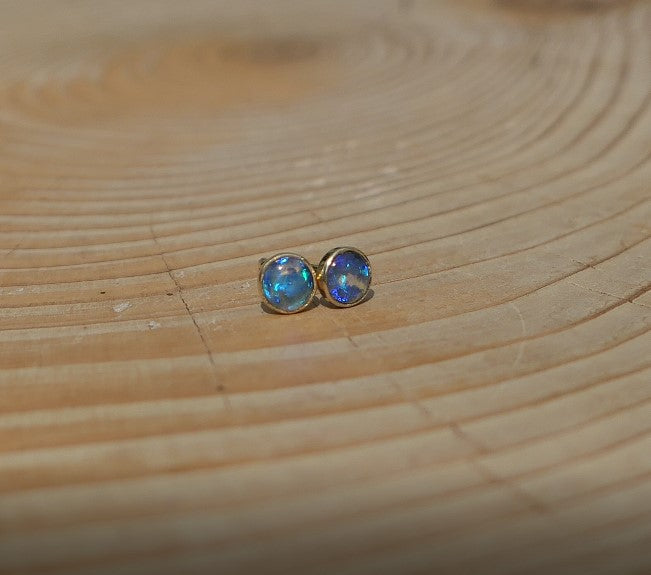 4mm 18k gold earstuds with brilliant blue flash