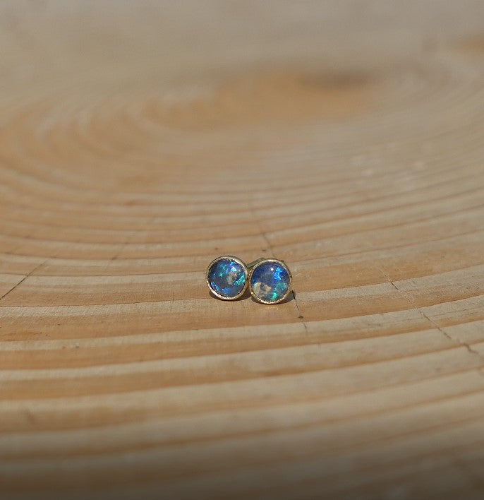 4mm 18k gold earstuds with brilliant blue flash