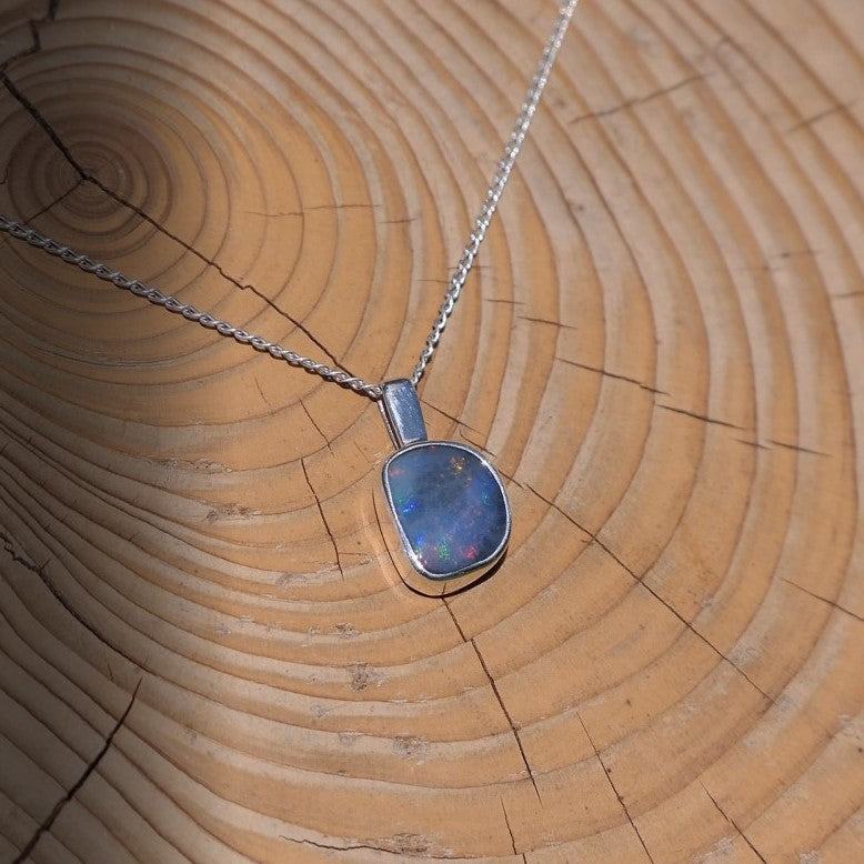 Silver pendant with a Mintabi doublet opal, multicoloured, slightly smoky appearance