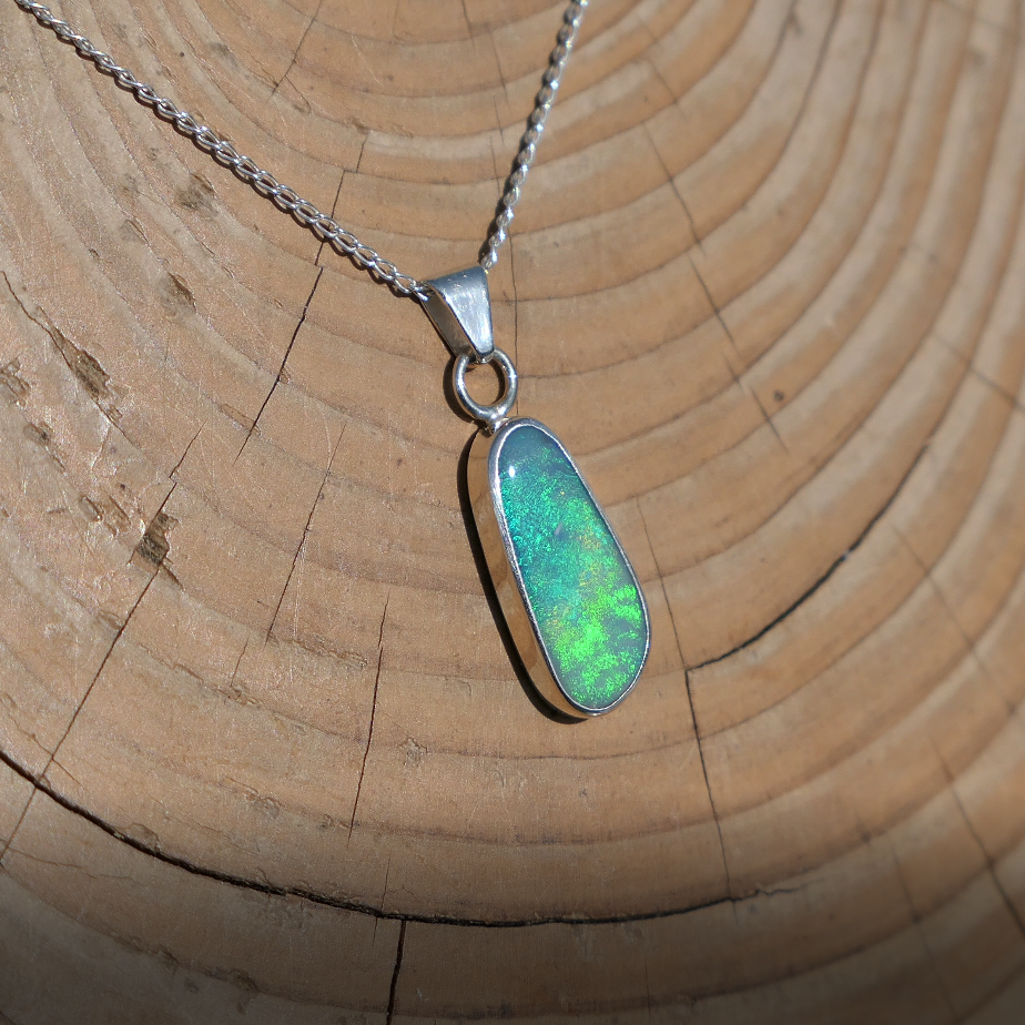 Silver pendant with bright green Coober Pedy opal.