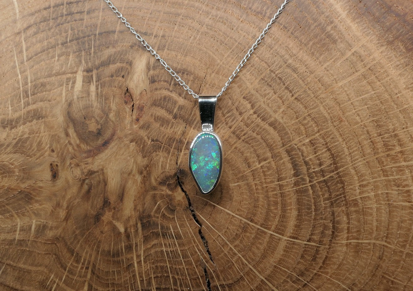 Silver pendant with a Lightning Ridge doublet