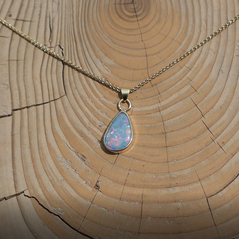 18k gold opal pendant, with bright Lightning Ridge opal.