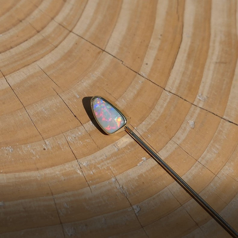 18k gold tie/lapel pin, with a solid gem Coober Pedy opal