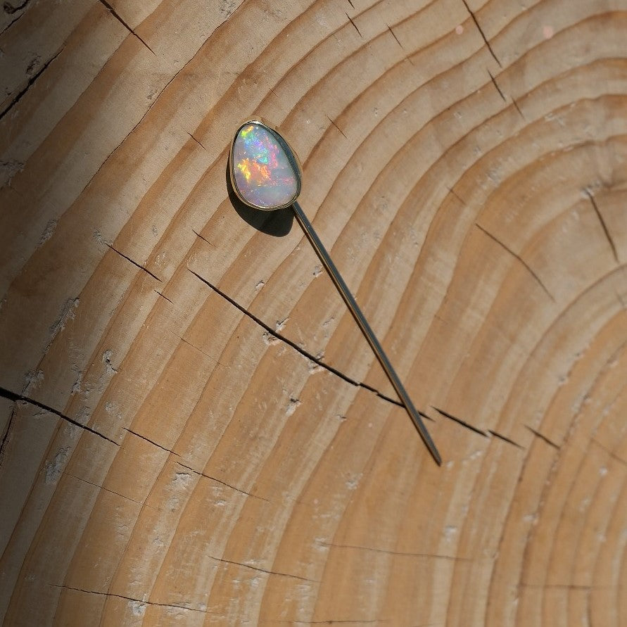 18k gold tie/lapel pin with a brilliant Lightning Ridge crystal opal.