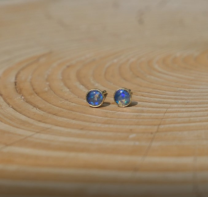 4mm 18k gold earstuds with brilliant blue flash